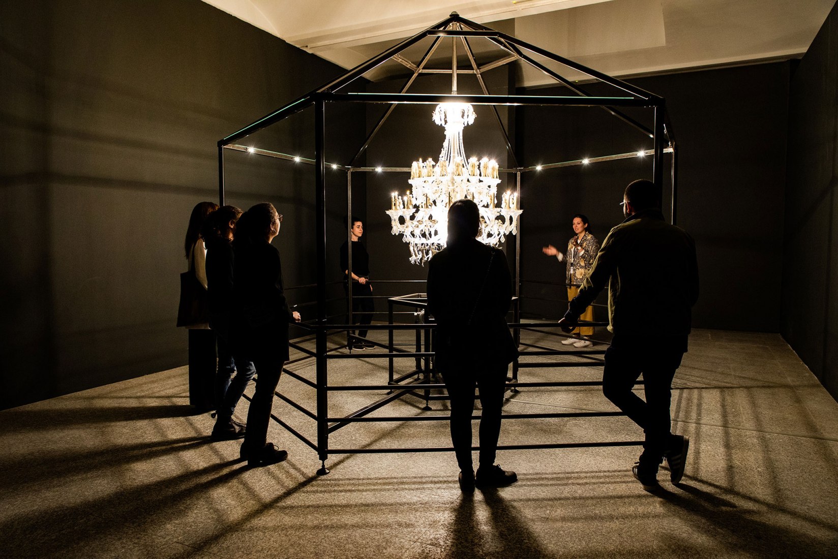 Sala de exposición. Dialogues por Mat Collishaw, 2019. Imagen de cortesía por Fundació Sorigué. 