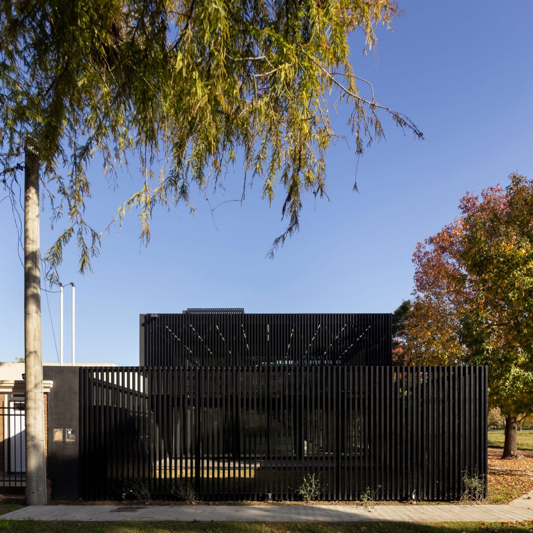 Dos casas metálicas por Mauricio Morra Arquitectos. Fotografía por Ramiro Sosa.