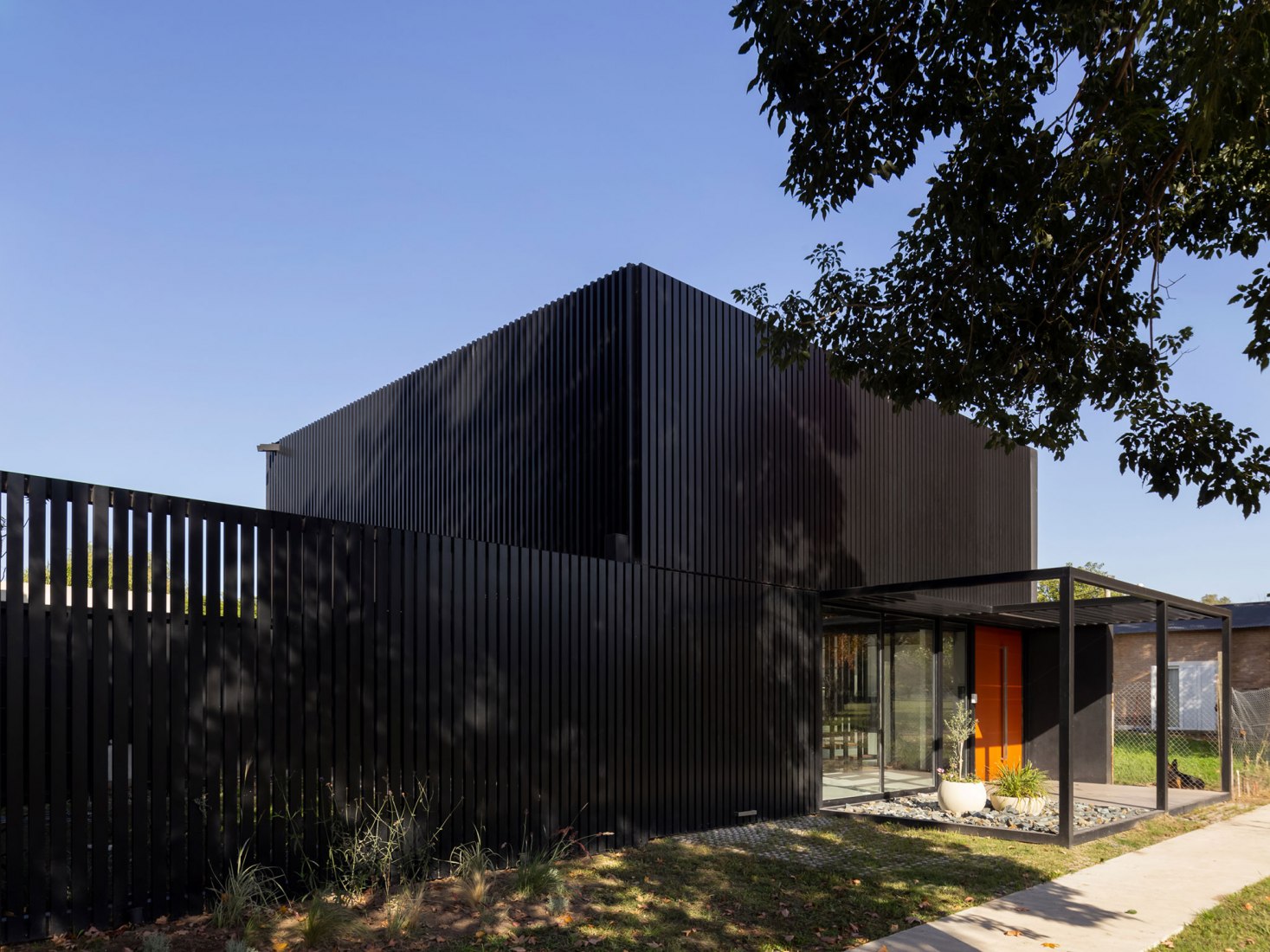 Dos casas metálicas por Mauricio Morra Arquitectos. Fotografía por Ramiro Sosa.