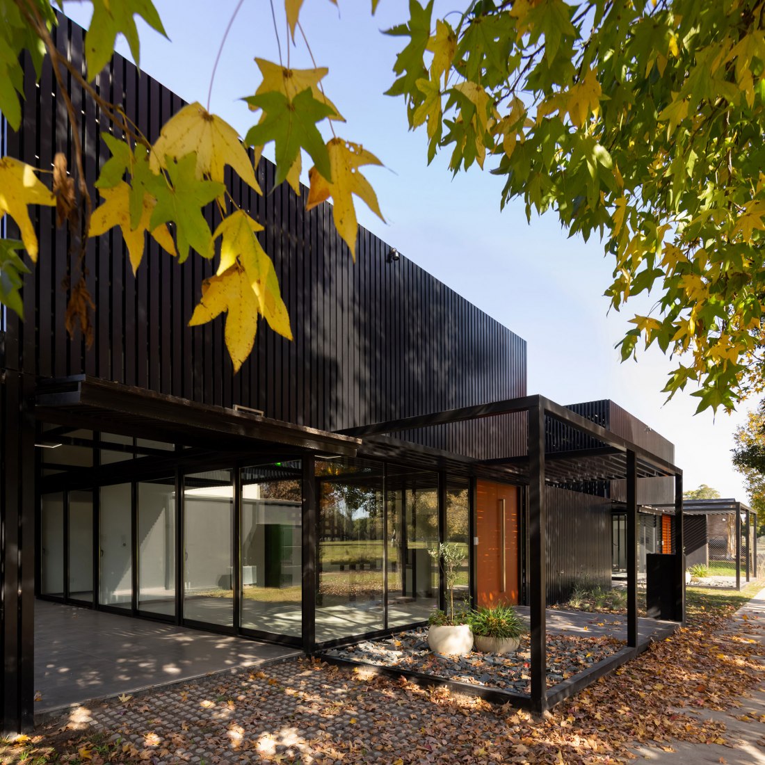 Dos casas metálicas por Mauricio Morra Arquitectos. Fotografía por Ramiro Sosa.