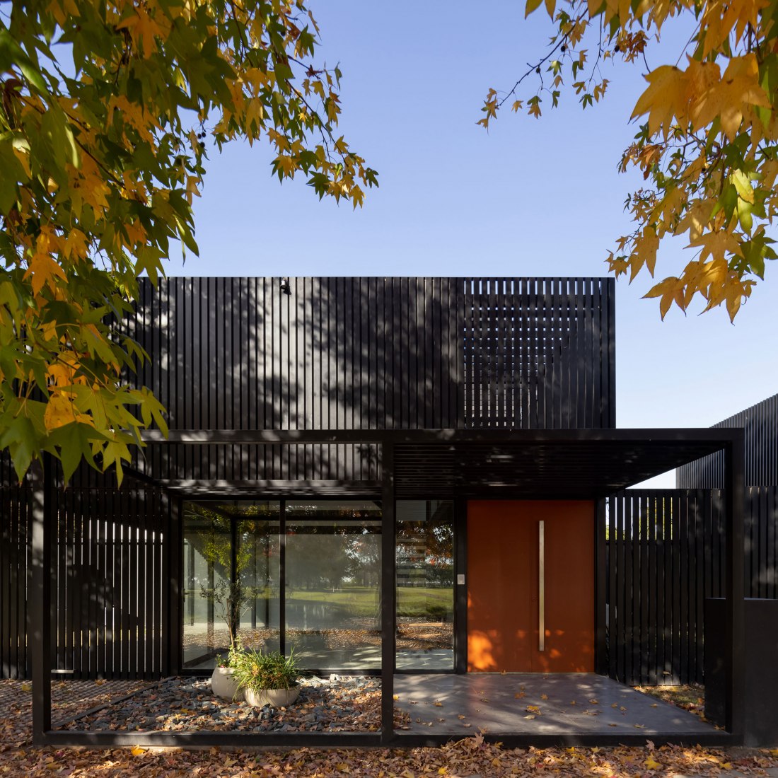 Dos casas metálicas por Mauricio Morra Arquitectos. Fotografía por Ramiro Sosa.