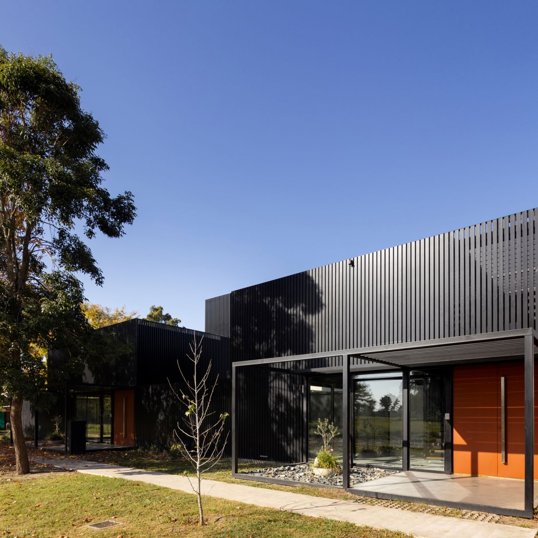 Dos casas metálicas por Mauricio Morra Arquitectos. Fotografía por Ramiro Sosa.