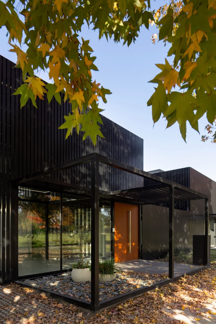 Dos casas metálicas por Mauricio Morra Arquitectos. Fotografía por Ramiro Sosa.