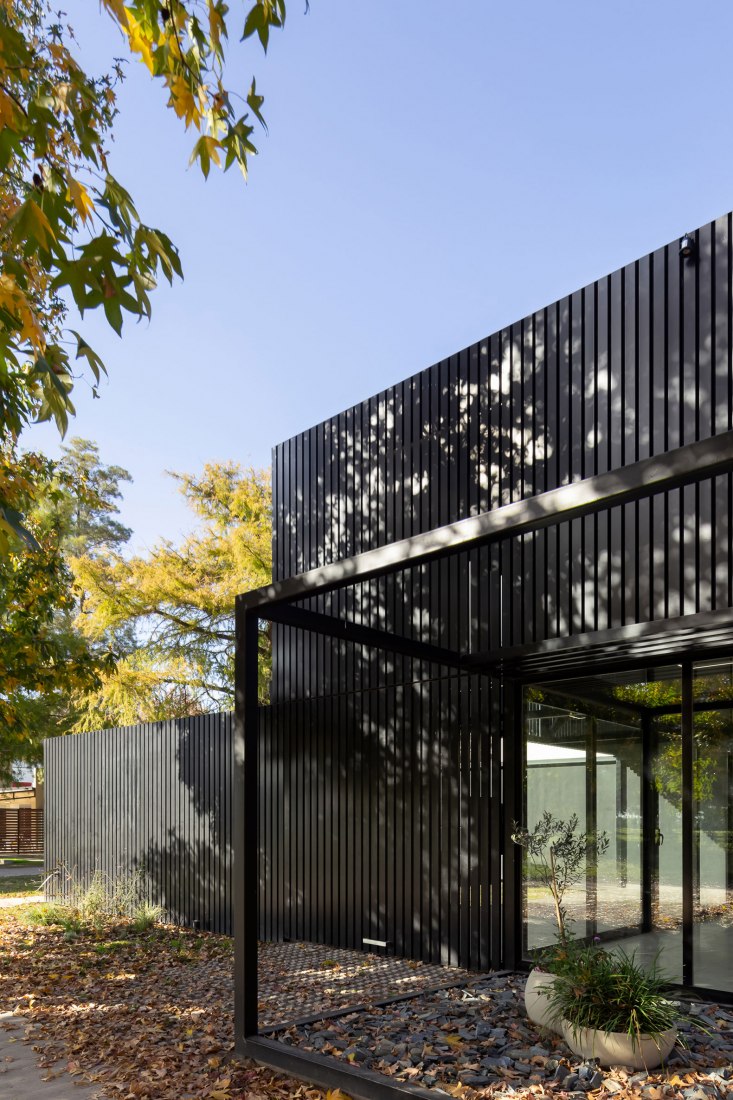 Dos casas metálicas por Mauricio Morra Arquitectos. Fotografía por Ramiro Sosa.