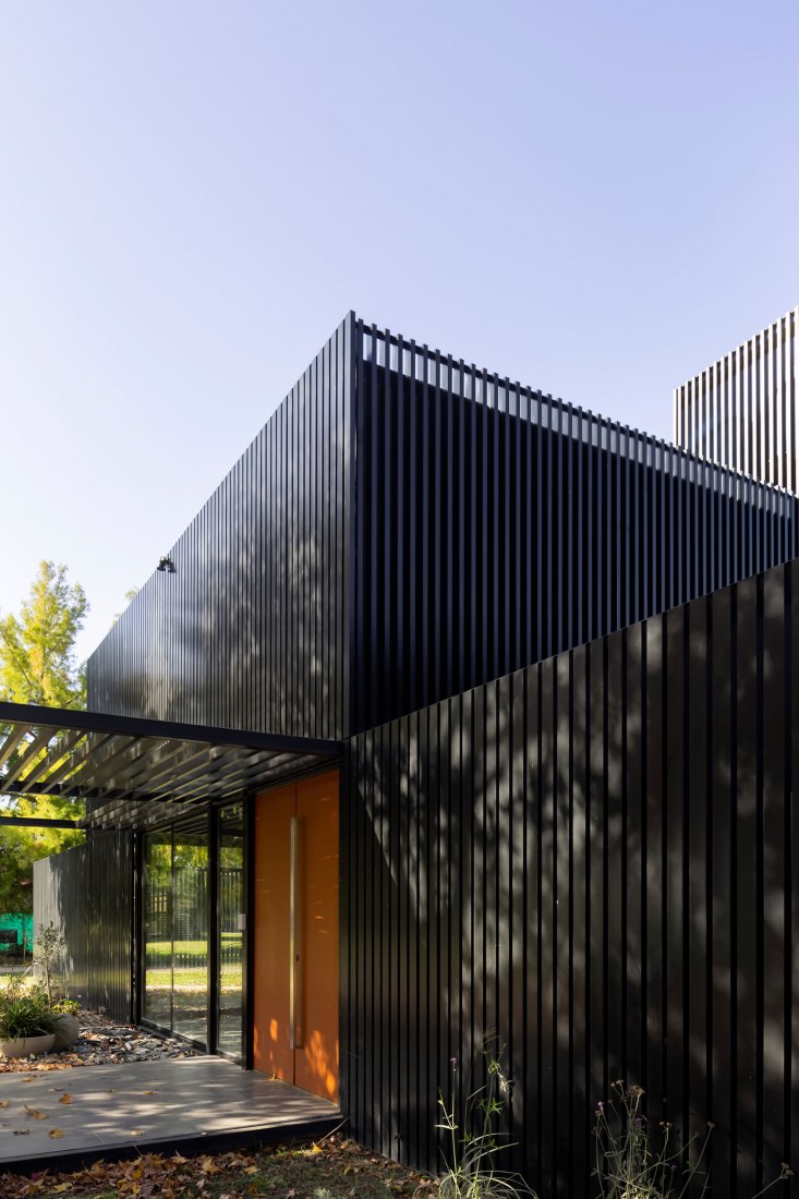Dos casas metálicas por Mauricio Morra Arquitectos. Fotografía por Ramiro Sosa.