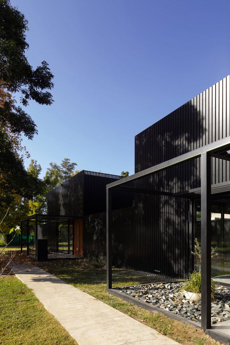 Dos casas metálicas por Mauricio Morra Arquitectos. Fotografía por Ramiro Sosa.