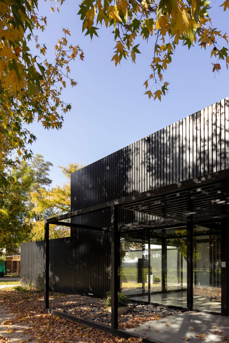 Dos casas metálicas por Mauricio Morra Arquitectos. Fotografía por Ramiro Sosa.