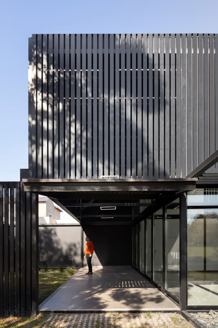 Dos casas metálicas por Mauricio Morra Arquitectos. Fotografía por Ramiro Sosa.