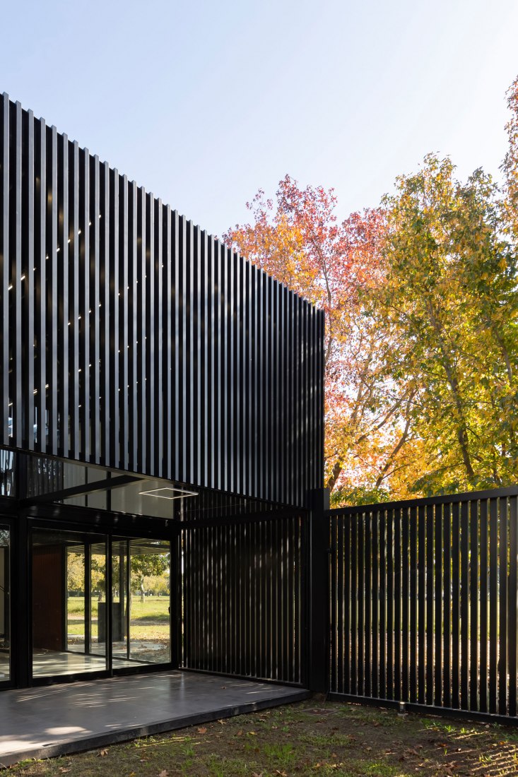 Dos casas metálicas por Mauricio Morra Arquitectos. Fotografía por Ramiro Sosa.