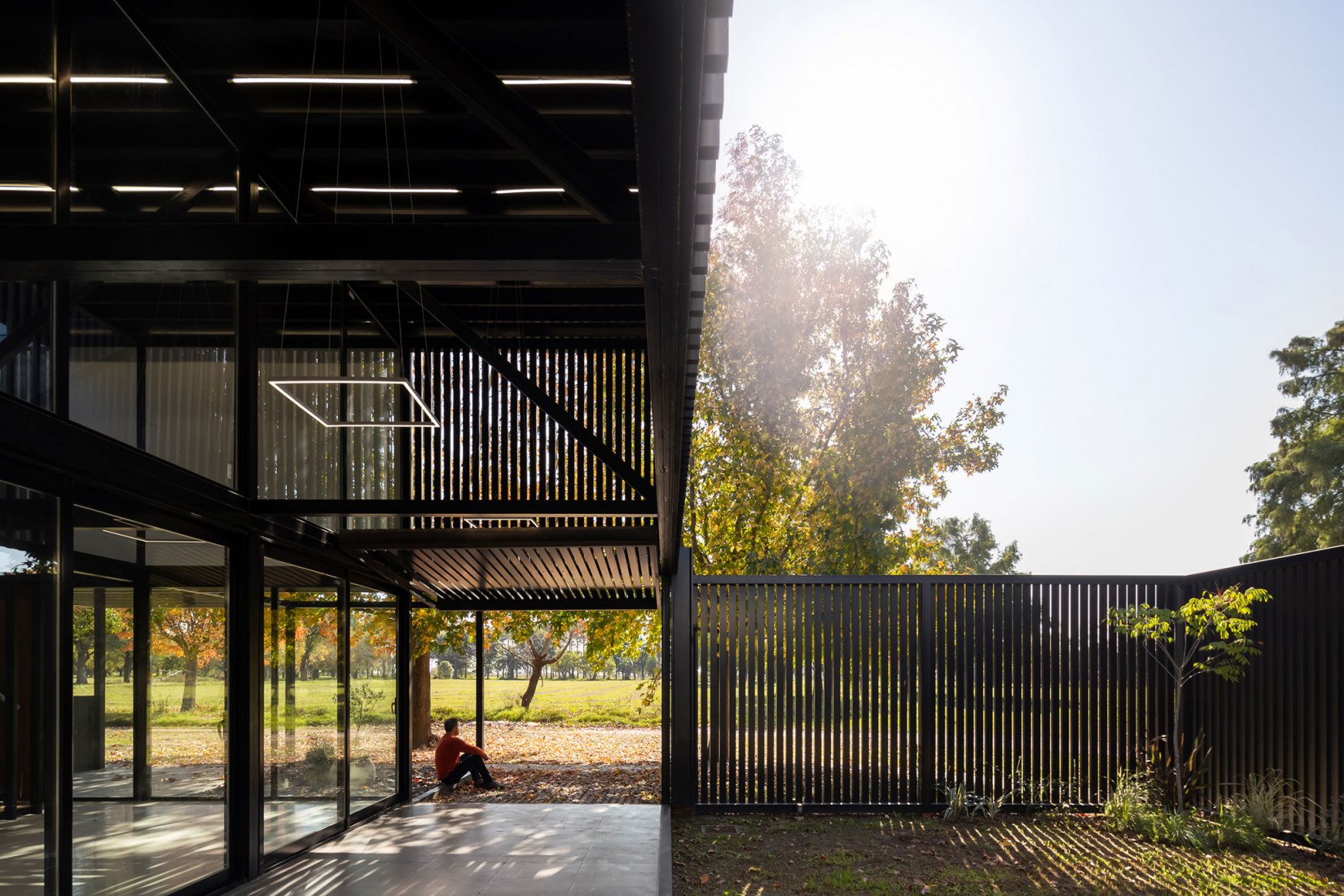 Dos casas metálicas por Mauricio Morra Arquitectos. Fotografía por Ramiro Sosa.