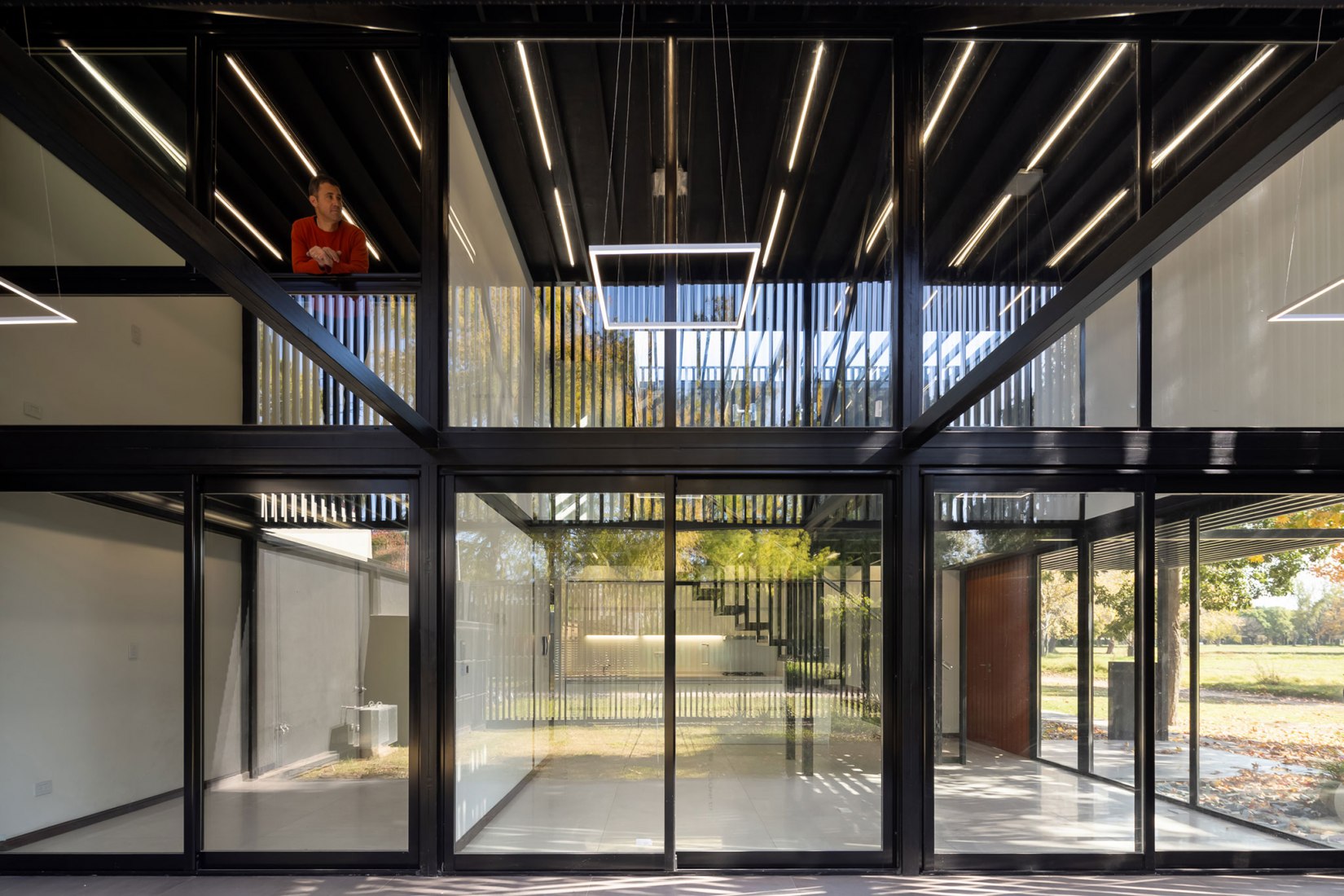 Dos casas metálicas por Mauricio Morra Arquitectos. Fotografía por Ramiro Sosa.
