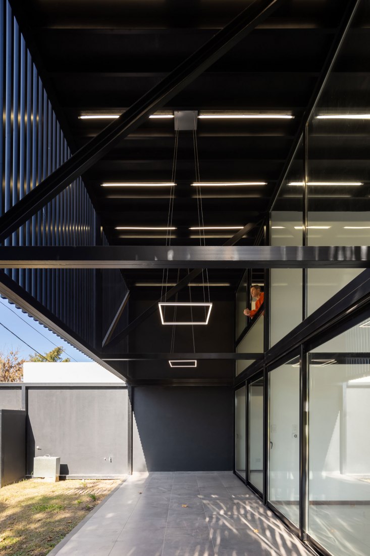 Dos casas metálicas por Mauricio Morra Arquitectos. Fotografía por Ramiro Sosa.