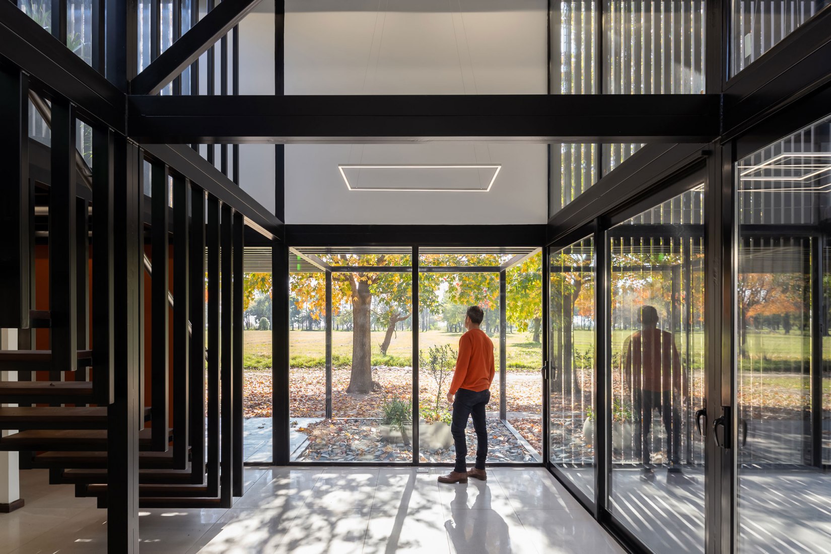 Dos casas metálicas por Mauricio Morra Arquitectos. Fotografía por Ramiro Sosa.