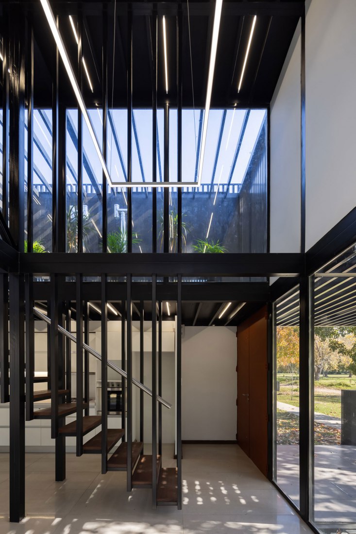 Dos casas metálicas por Mauricio Morra Arquitectos. Fotografía por Ramiro Sosa.