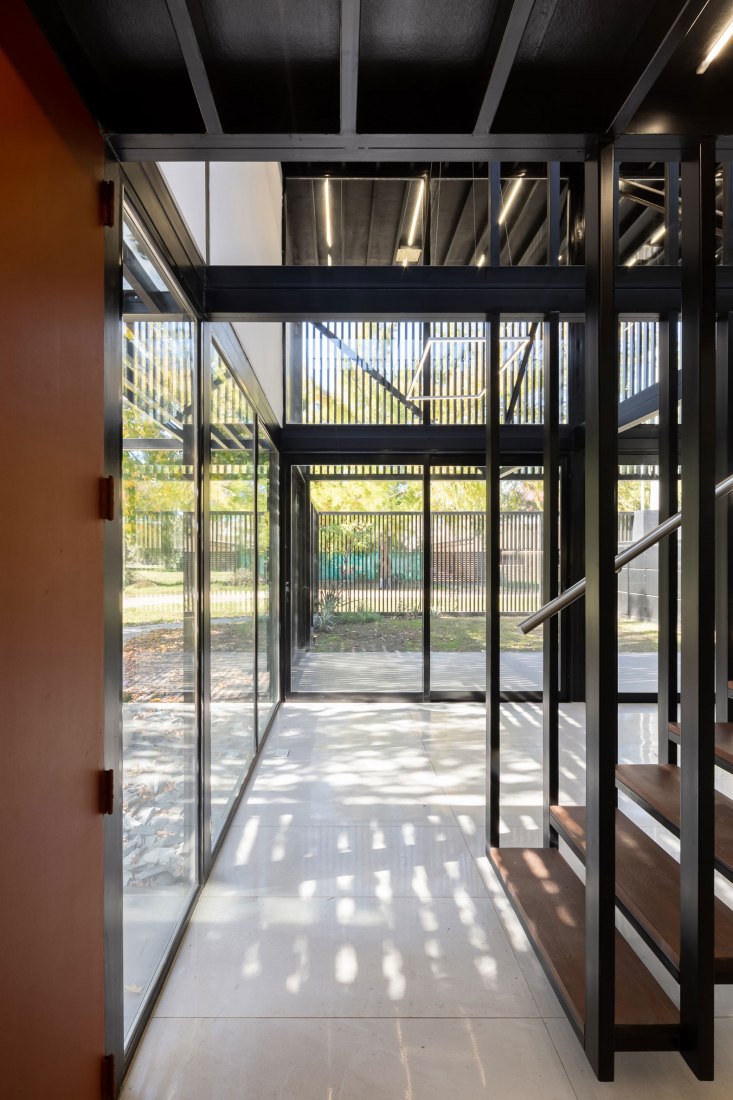 Dos casas metálicas por Mauricio Morra Arquitectos. Fotografía por Ramiro Sosa.