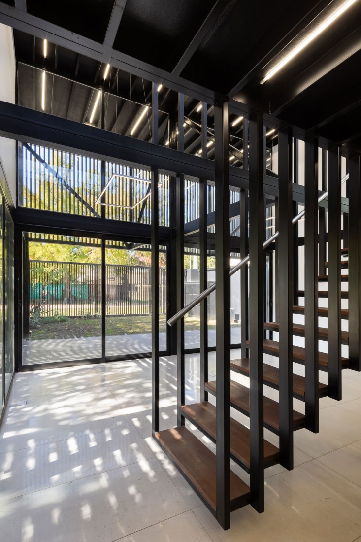 Dos casas metálicas por Mauricio Morra Arquitectos. Fotografía por Ramiro Sosa.