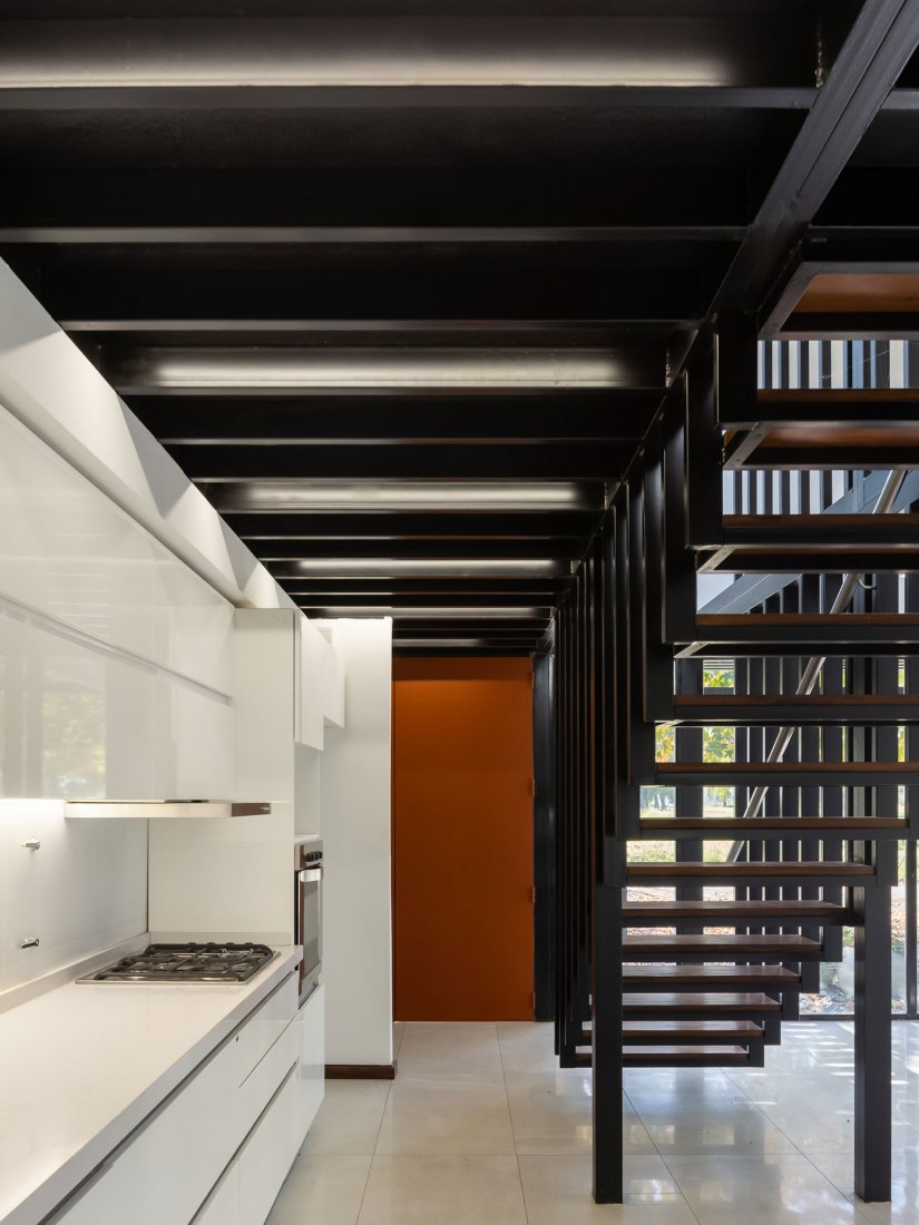 Dos casas metálicas por Mauricio Morra Arquitectos. Fotografía por Ramiro Sosa.