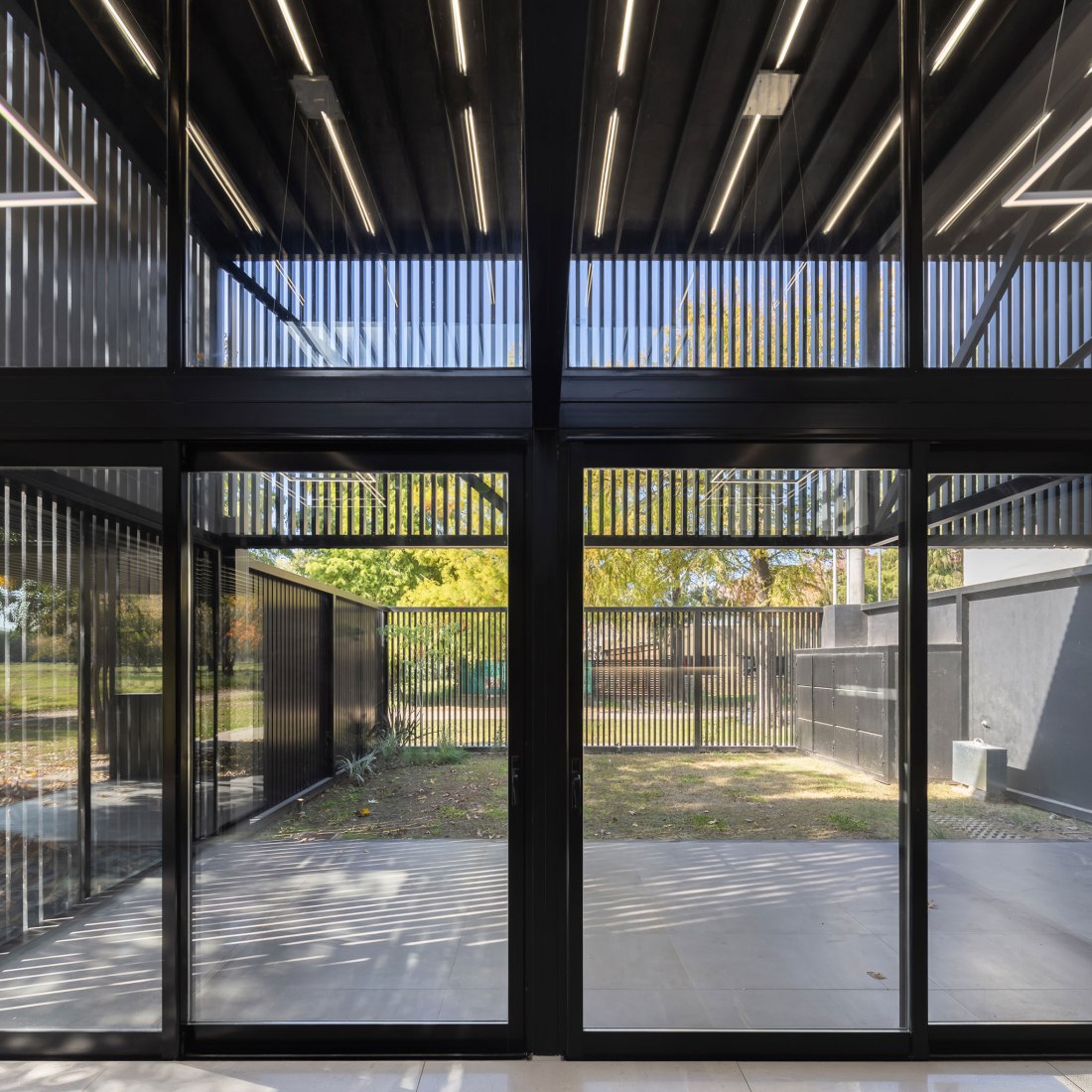 Dos casas metálicas por Mauricio Morra Arquitectos. Fotografía por Ramiro Sosa.