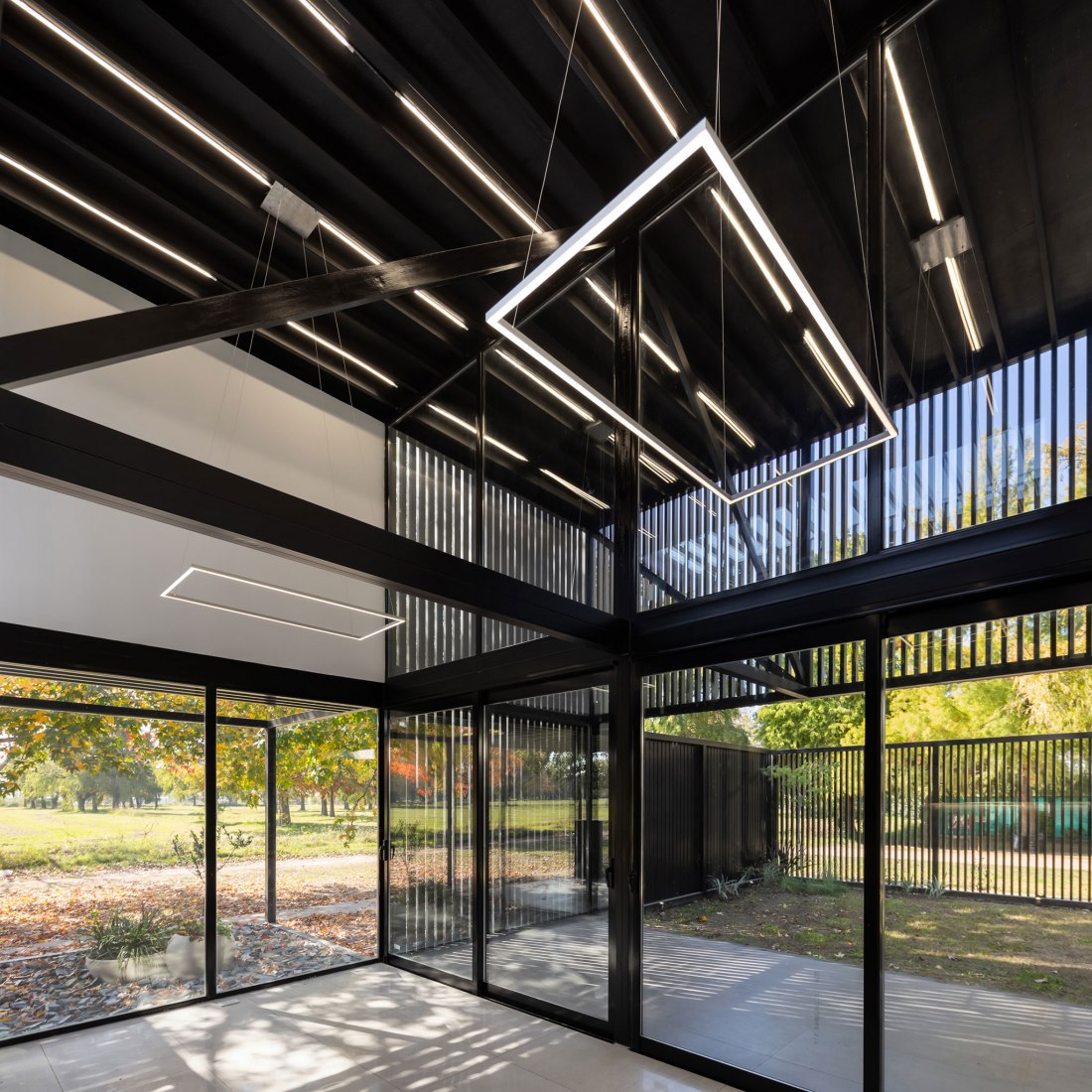 Dos casas metálicas por Mauricio Morra Arquitectos. Fotografía por Ramiro Sosa.