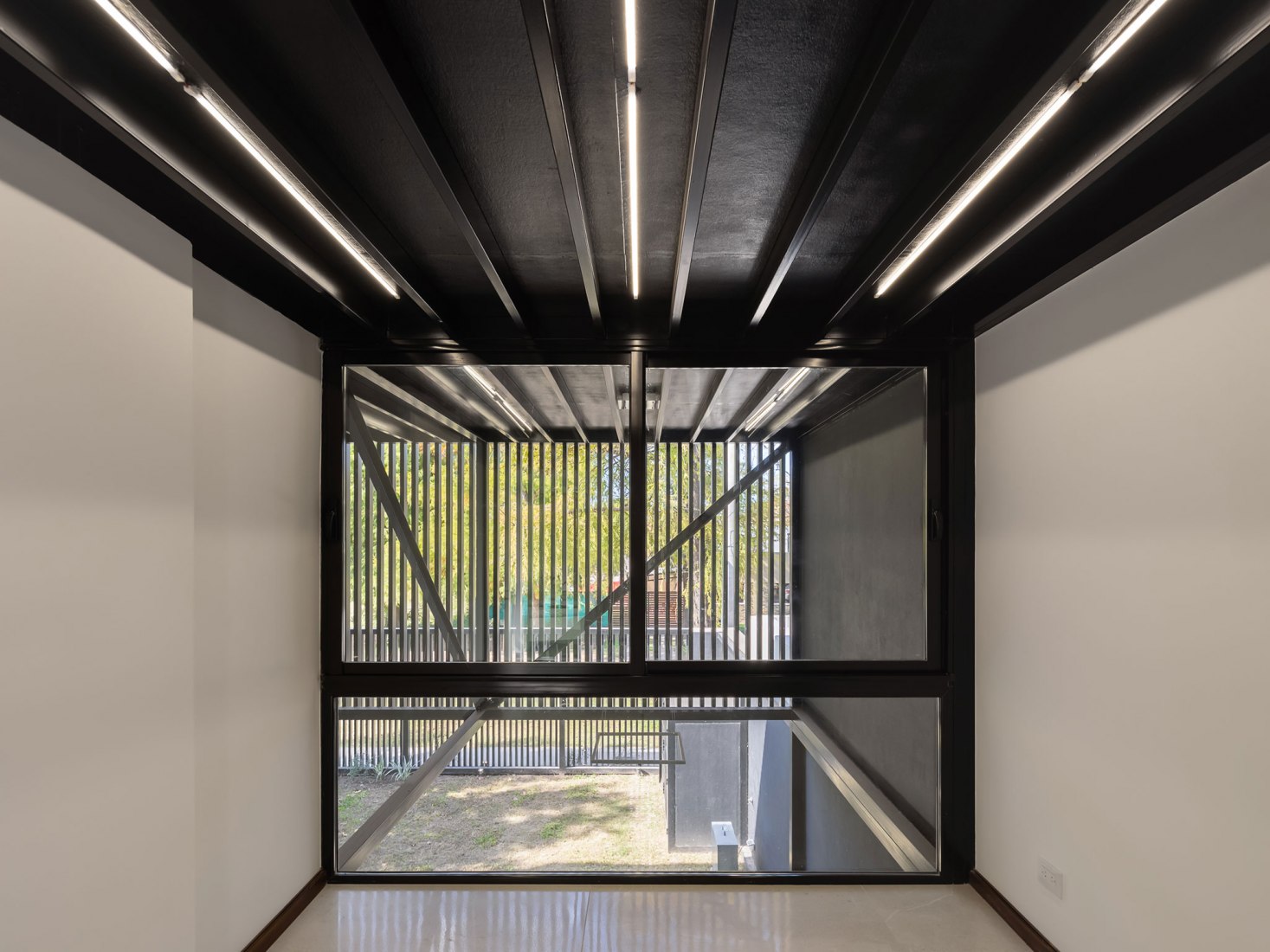 Dos casas metálicas por Mauricio Morra Arquitectos. Fotografía por Ramiro Sosa.