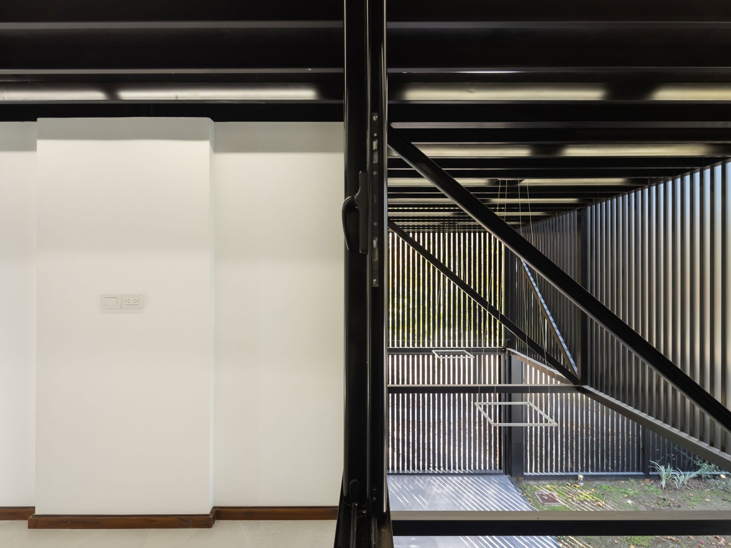 Dos casas metálicas por Mauricio Morra Arquitectos. Fotografía por Ramiro Sosa.