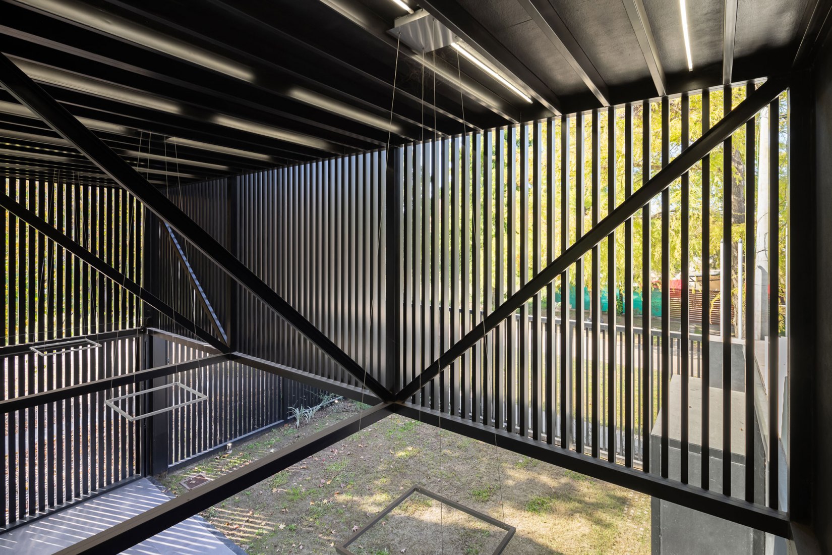 Dos casas metálicas por Mauricio Morra Arquitectos. Fotografía por Ramiro Sosa.