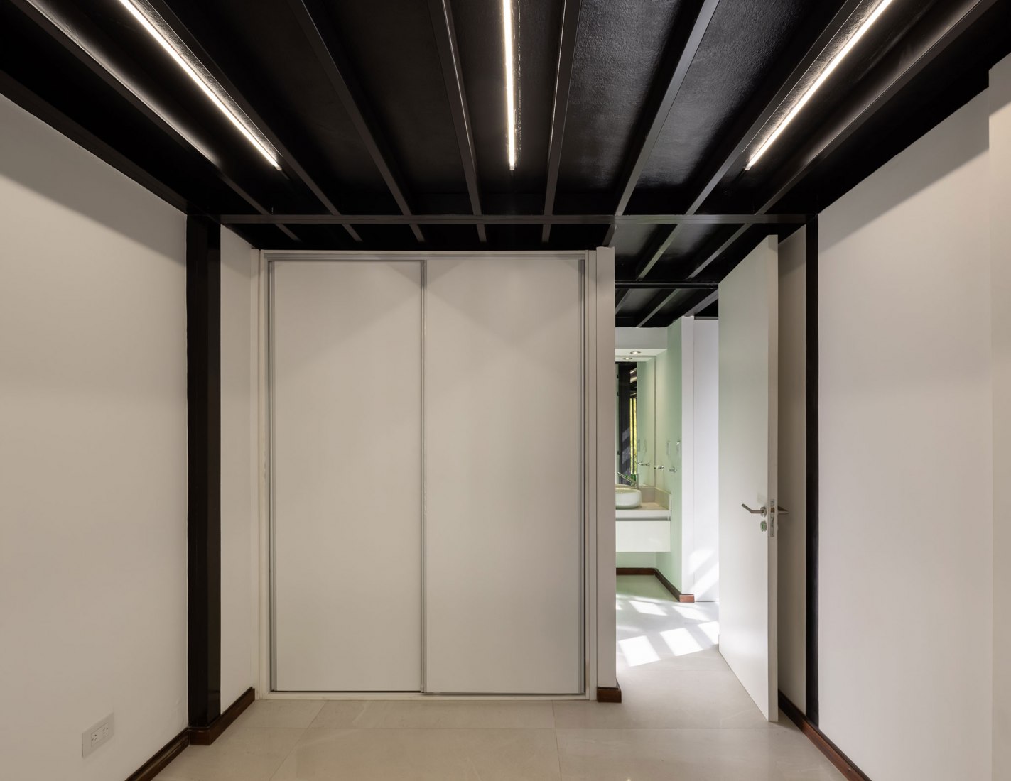 Dos casas metálicas por Mauricio Morra Arquitectos. Fotografía por Ramiro Sosa.