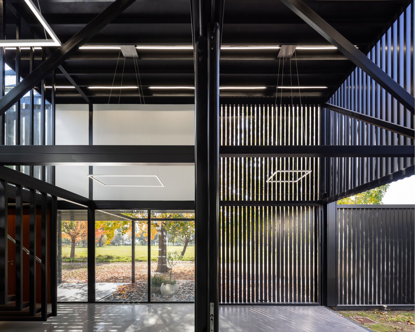 Dos casas metálicas por Mauricio Morra Arquitectos. Fotografía por Ramiro Sosa.