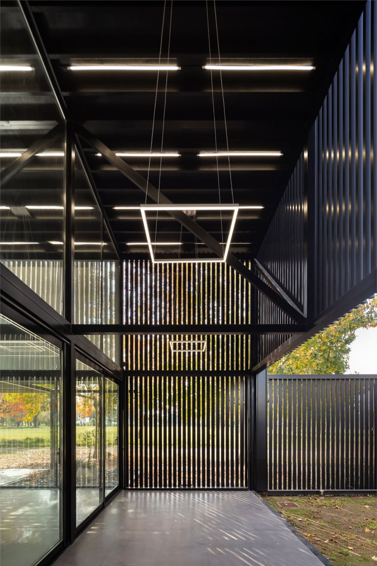 Dos casas metálicas por Mauricio Morra Arquitectos. Fotografía por Ramiro Sosa.