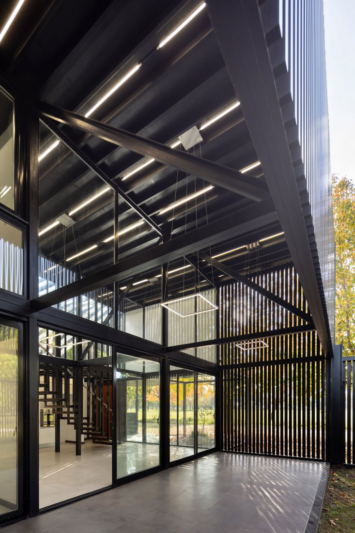 Dos casas metálicas por Mauricio Morra Arquitectos. Fotografía por Ramiro Sosa.