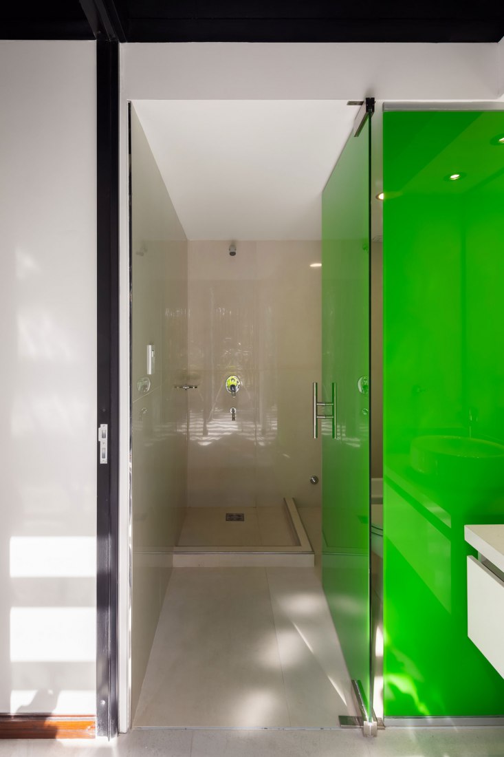 Dos casas metálicas por Mauricio Morra Arquitectos. Fotografía por Ramiro Sosa.