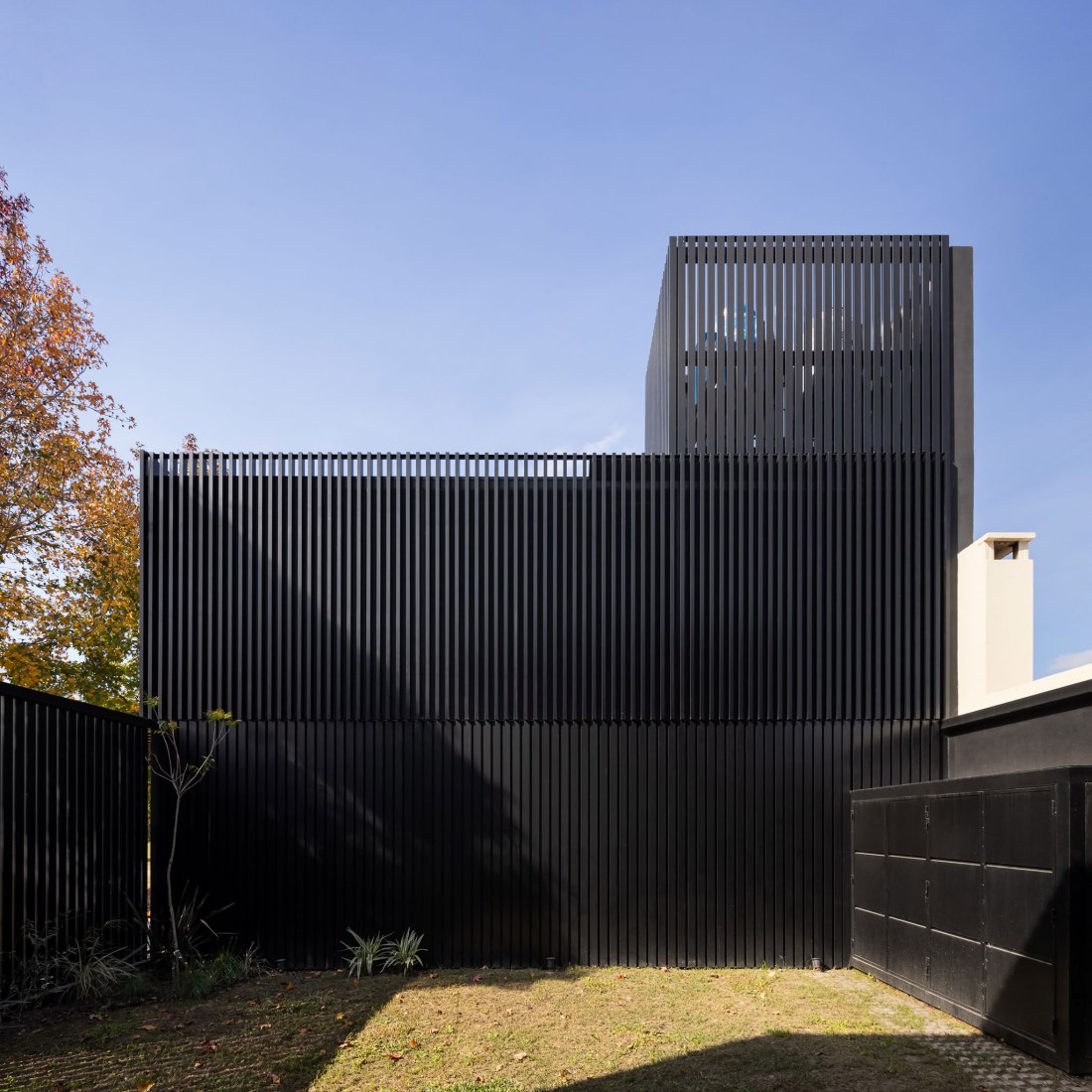 Dos casas metálicas por Mauricio Morra Arquitectos. Fotografía por Ramiro Sosa.