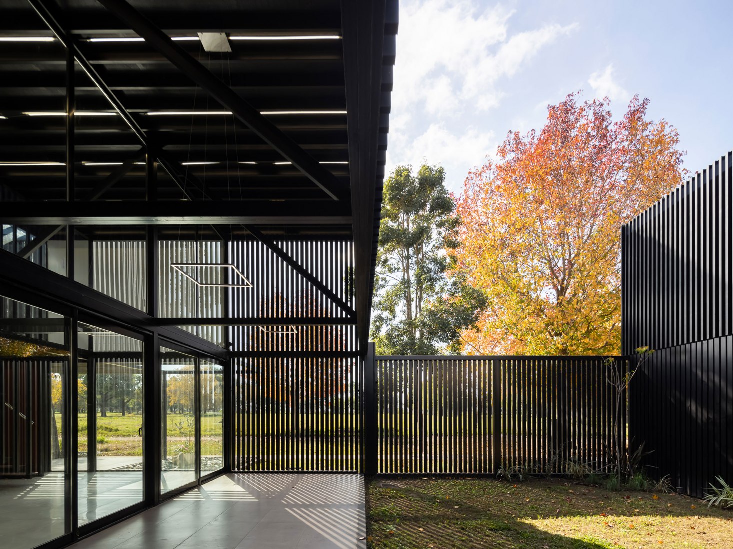 Dos casas metálicas por Mauricio Morra Arquitectos. Fotografía por Ramiro Sosa.