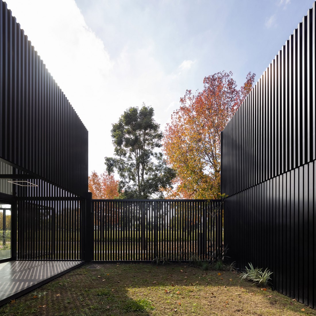 Dos casas metálicas por Mauricio Morra Arquitectos. Fotografía por Ramiro Sosa.