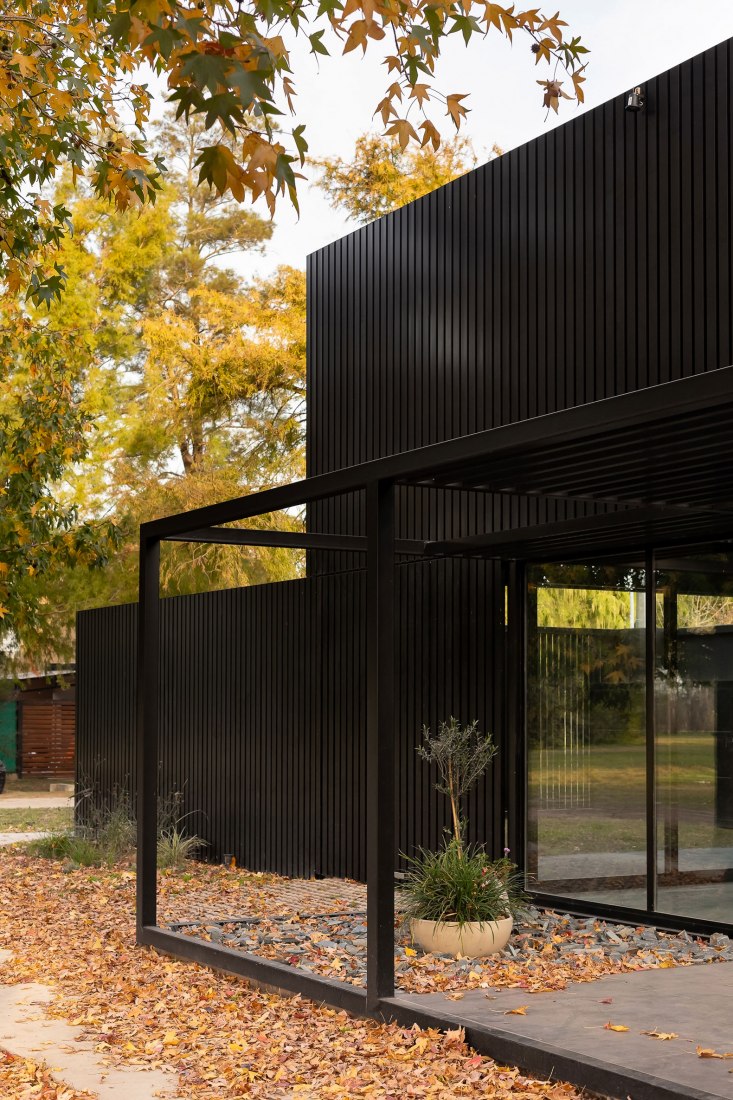 Dos casas metálicas por Mauricio Morra Arquitectos. Fotografía por Ramiro Sosa.