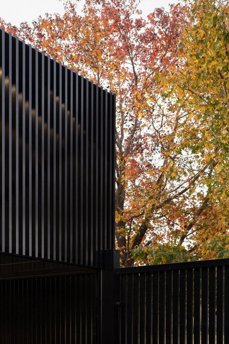 Dos casas metálicas por Mauricio Morra Arquitectos. Fotografía por Ramiro Sosa.
