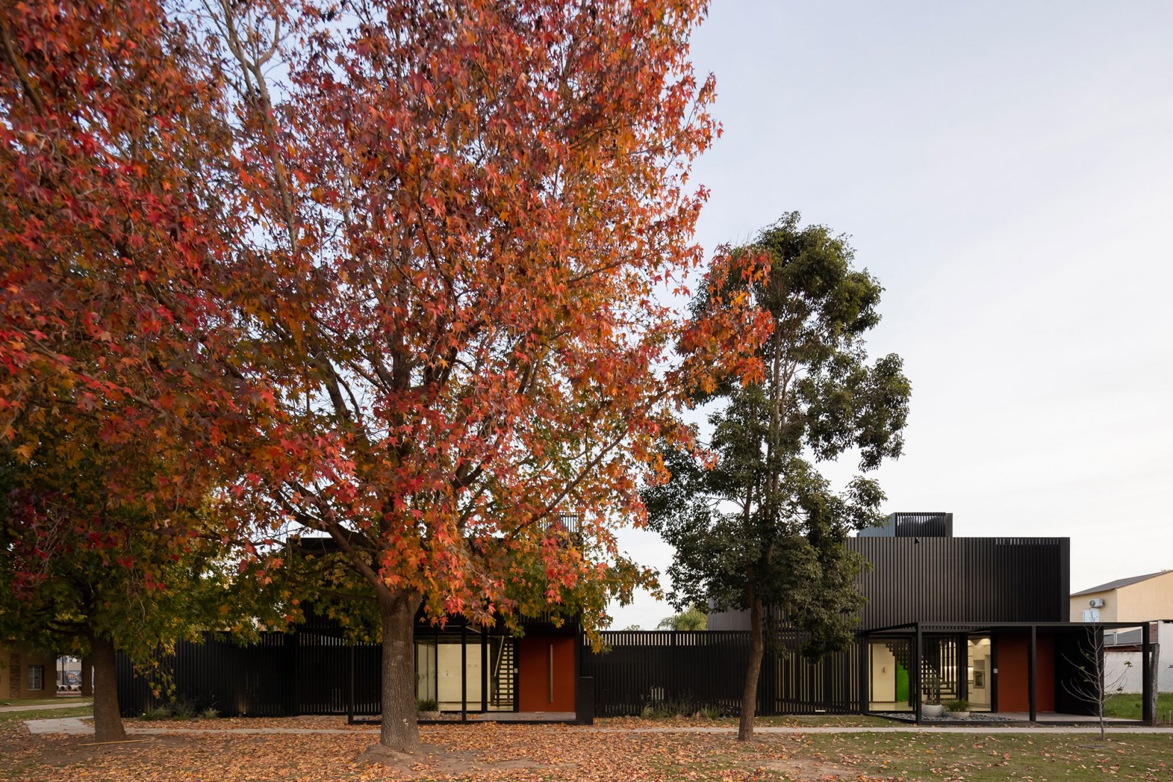 Dos casas metálicas por Mauricio Morra Arquitectos. Fotografía por Ramiro Sosa.