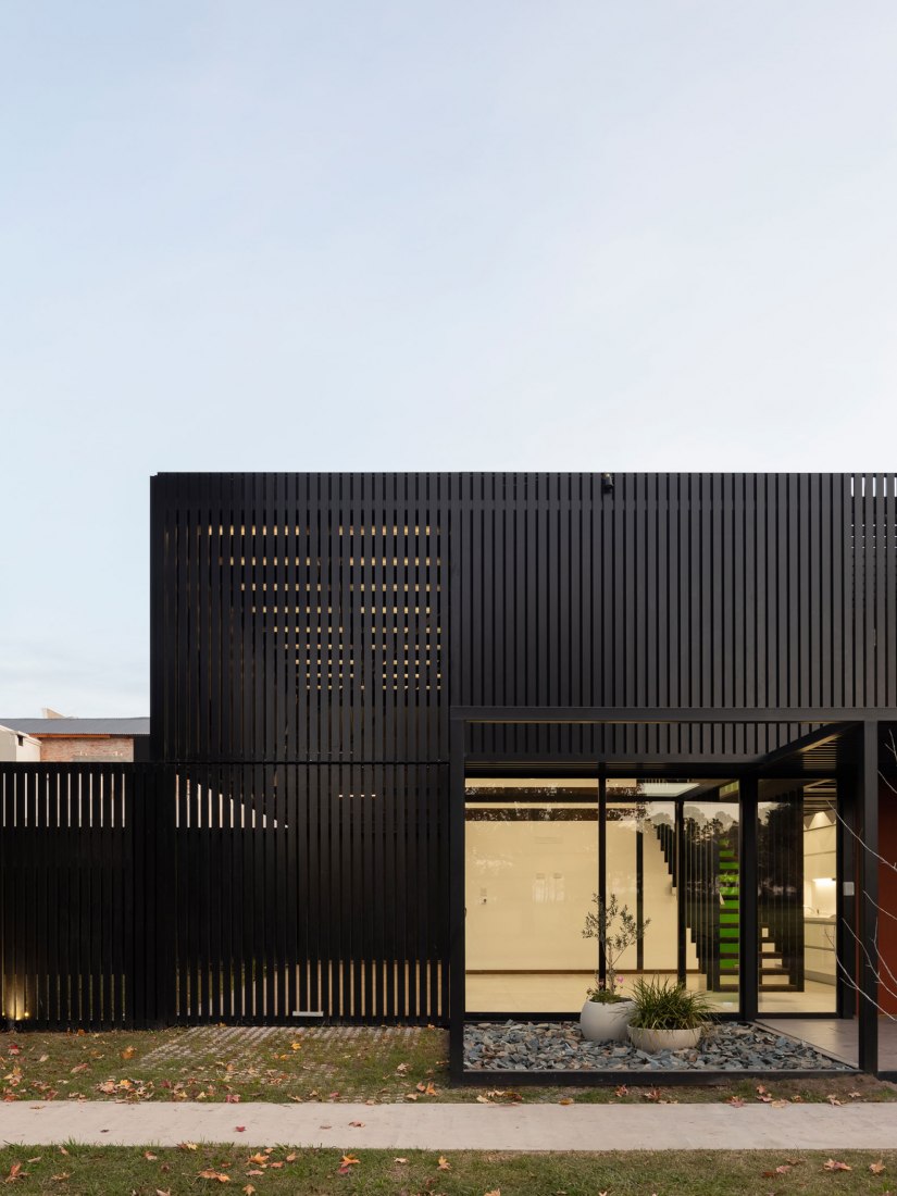 Dos casas metálicas por Mauricio Morra Arquitectos. Fotografía por Ramiro Sosa.