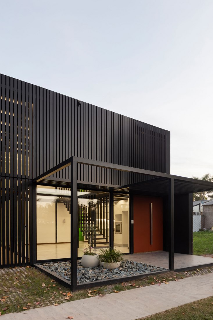 Dos casas metálicas por Mauricio Morra Arquitectos. Fotografía por Ramiro Sosa.