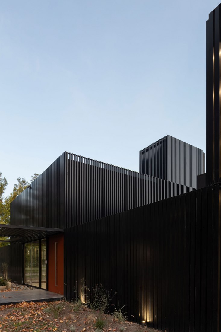 Dos casas metálicas por Mauricio Morra Arquitectos. Fotografía por Ramiro Sosa.