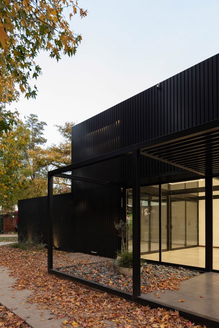 Dos casas metálicas por Mauricio Morra Arquitectos. Fotografía por Ramiro Sosa.