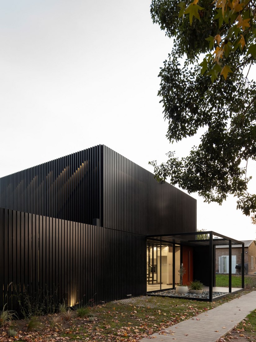 Dos casas metálicas por Mauricio Morra Arquitectos. Fotografía por Ramiro Sosa.