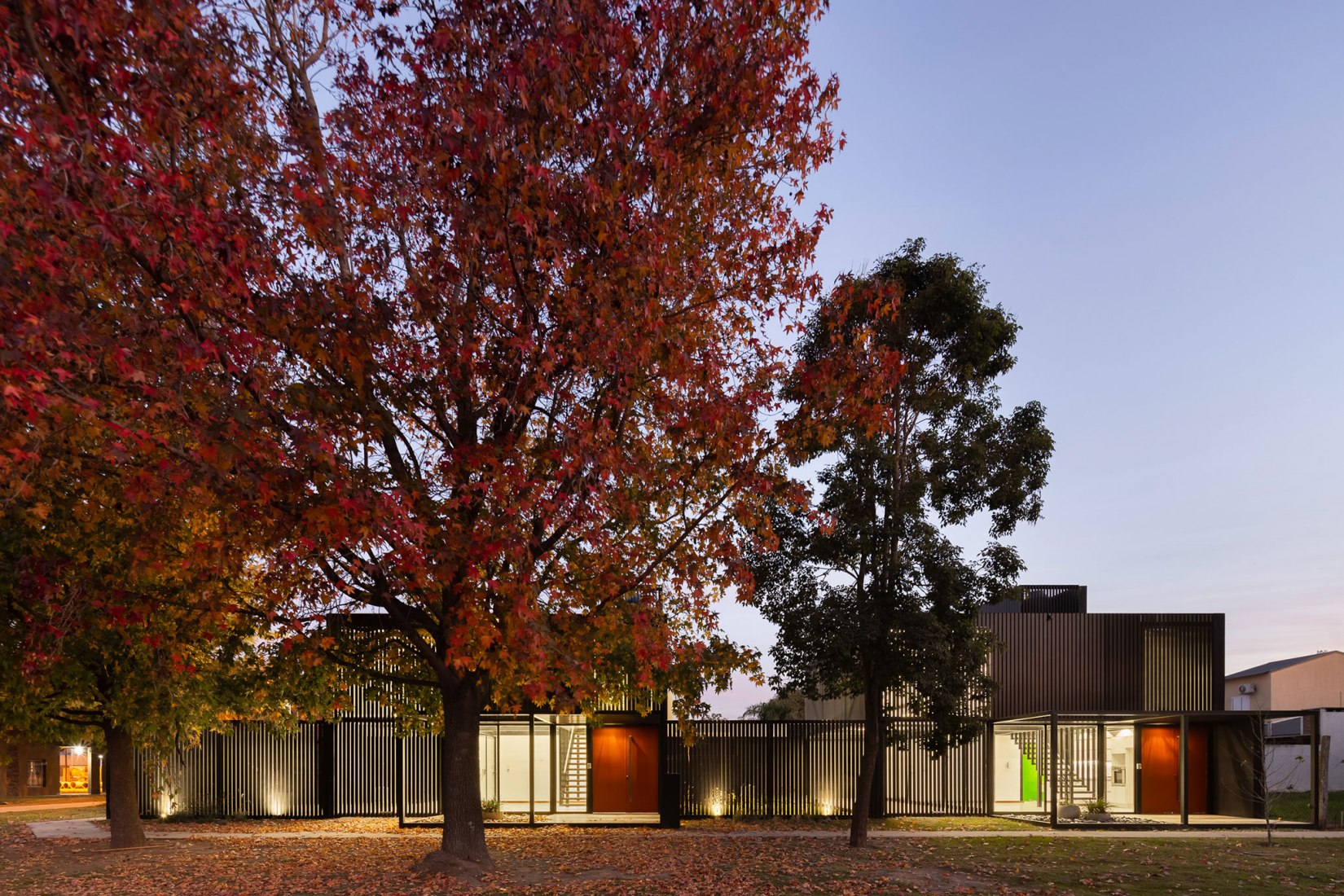 Dos casas metálicas por Mauricio Morra Arquitectos. Fotografía por Ramiro Sosa.