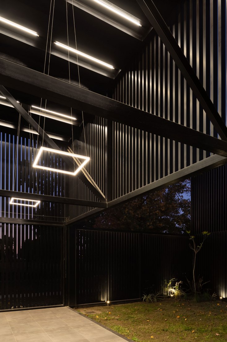 Dos casas metálicas por Mauricio Morra Arquitectos. Fotografía por Ramiro Sosa.