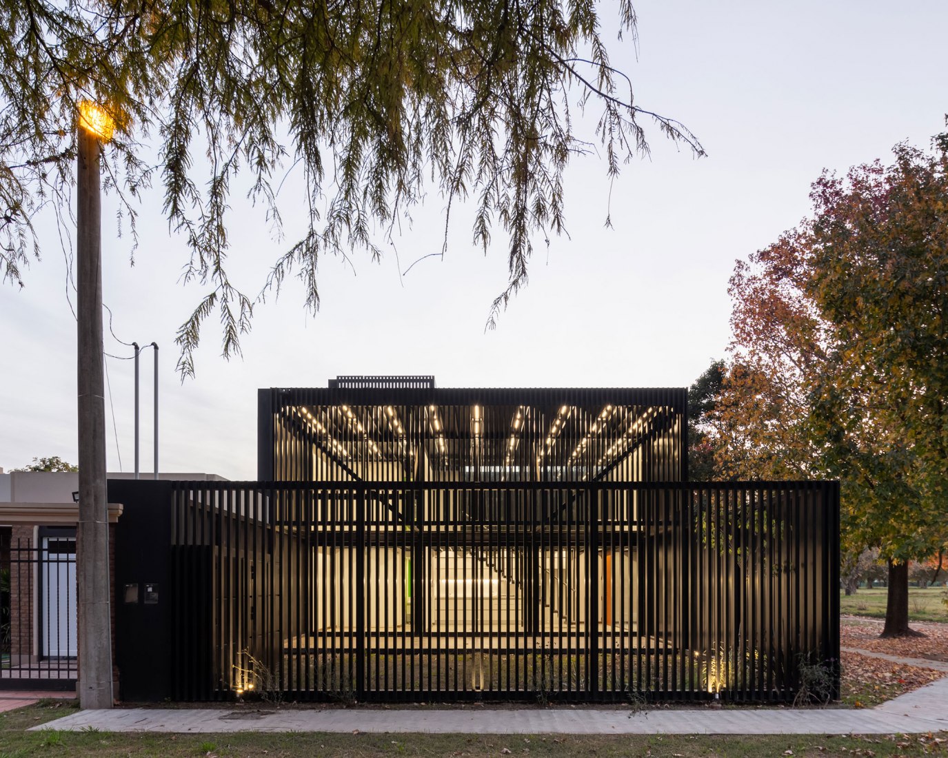 Dos casas metálicas por Mauricio Morra Arquitectos. Fotografía por Ramiro Sosa.
