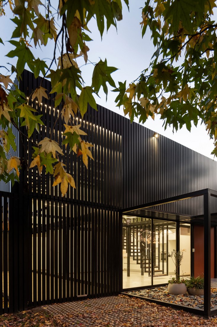 Dos casas metálicas por Mauricio Morra Arquitectos. Fotografía por Ramiro Sosa.