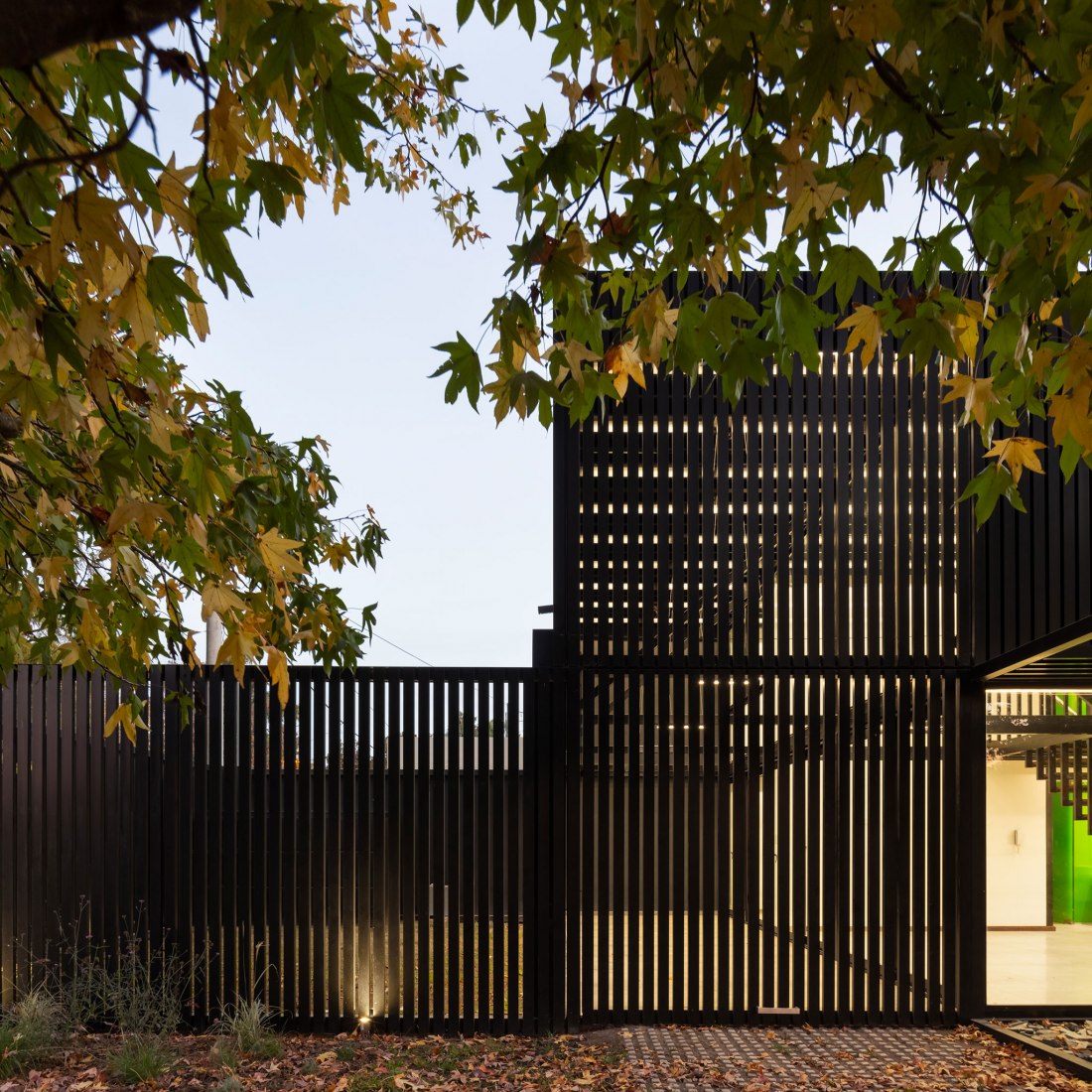 Dos casas metálicas por Mauricio Morra Arquitectos. Fotografía por Ramiro Sosa.