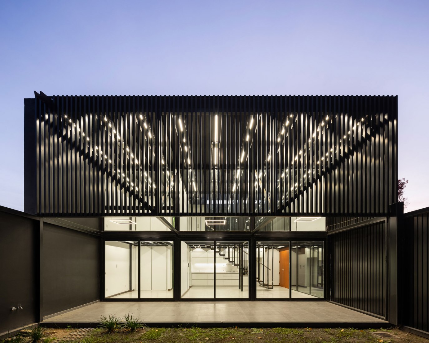Dos casas metálicas por Mauricio Morra Arquitectos. Fotografía por Ramiro Sosa.