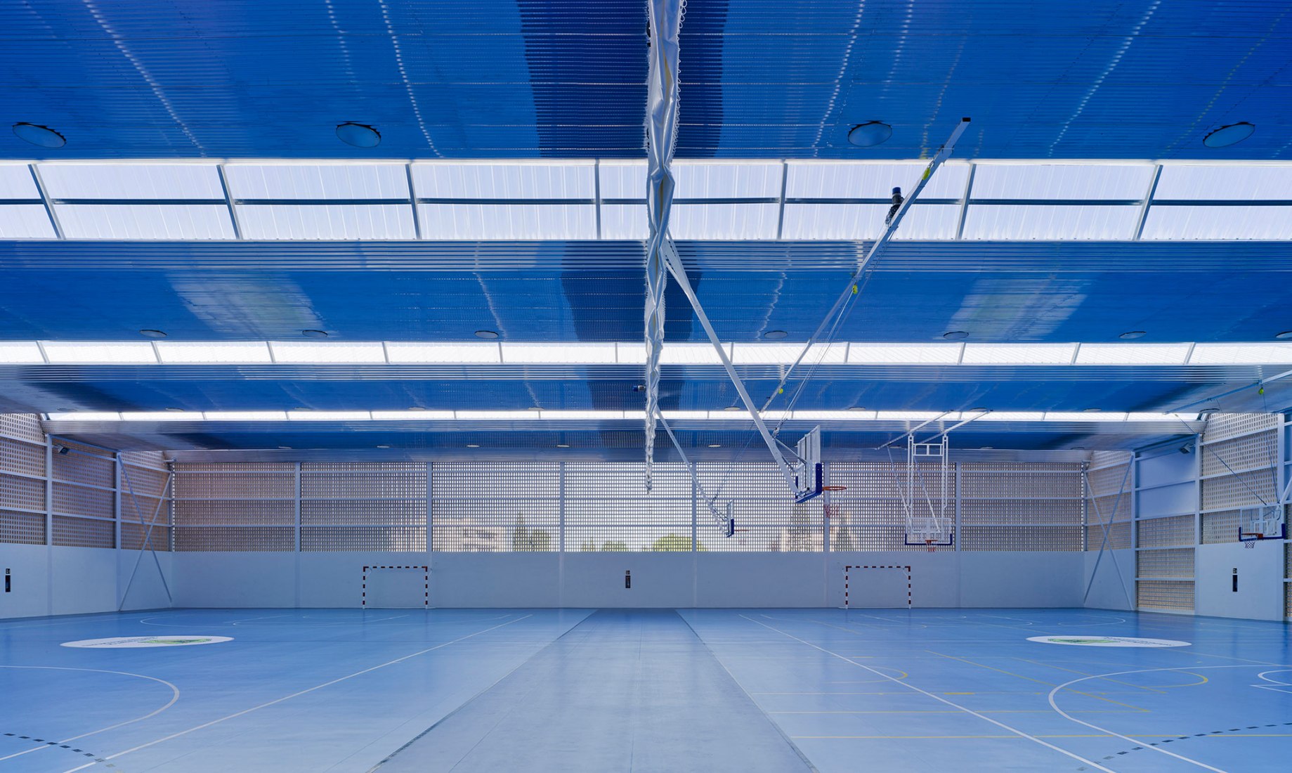 Vista del interior. Centro deportivo Es Puig D´en Valls por MCEA | Arquitectura. Fotografía © David Frutos Fotografía de Arquitectura