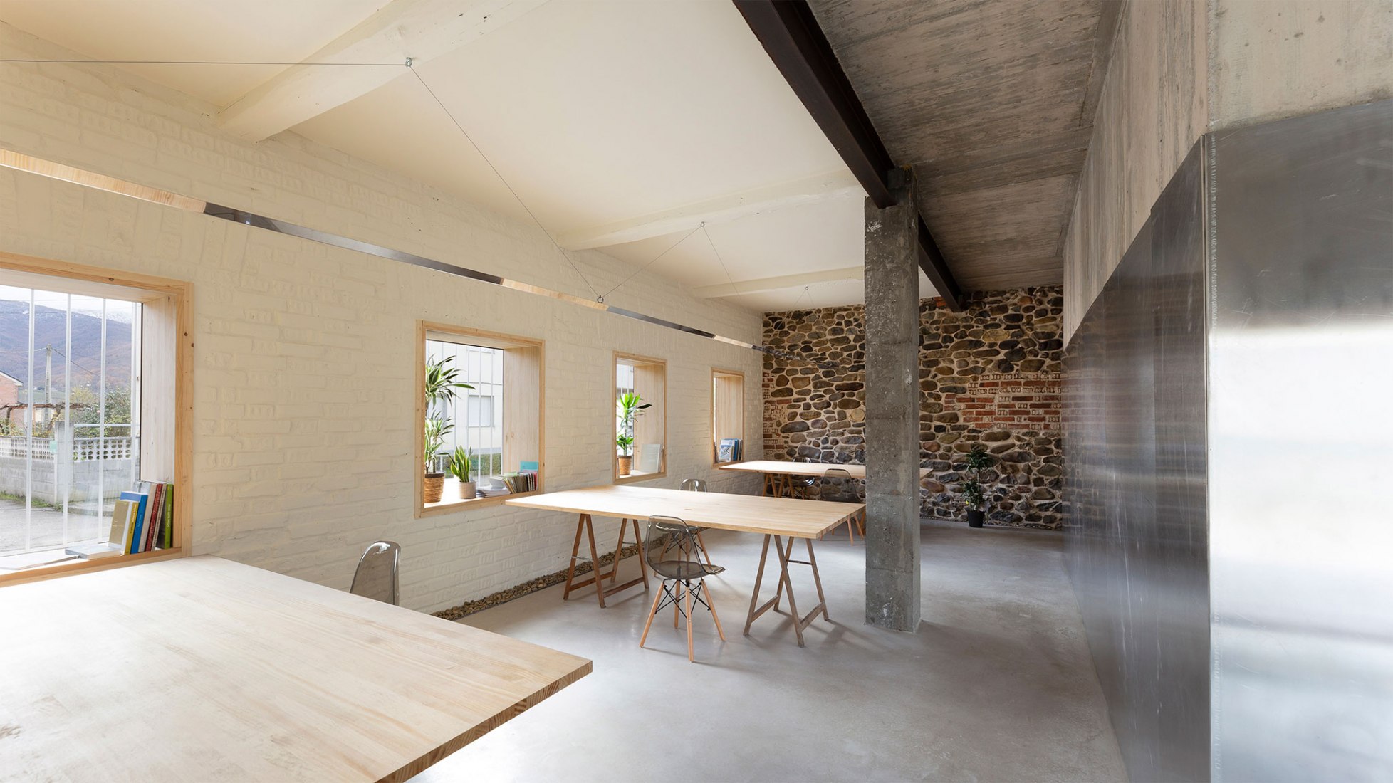 AA308 Offices by MCVR Arquitectos. Photograph by Adrián Capelo Cruz.